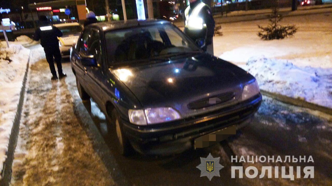 Они, угрожая ножом, отобрали у него деньги, а затем угнали машину Они, угрожая ножом, отобрали у него деньги, а затем угнали машину