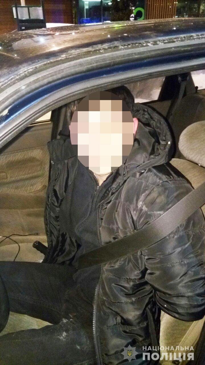 Нападавшие присвоили себе около 1000 гривен и угнали Ford Escort Нападавшие присвоили себе около 1000 гривен и угнали Ford Escort