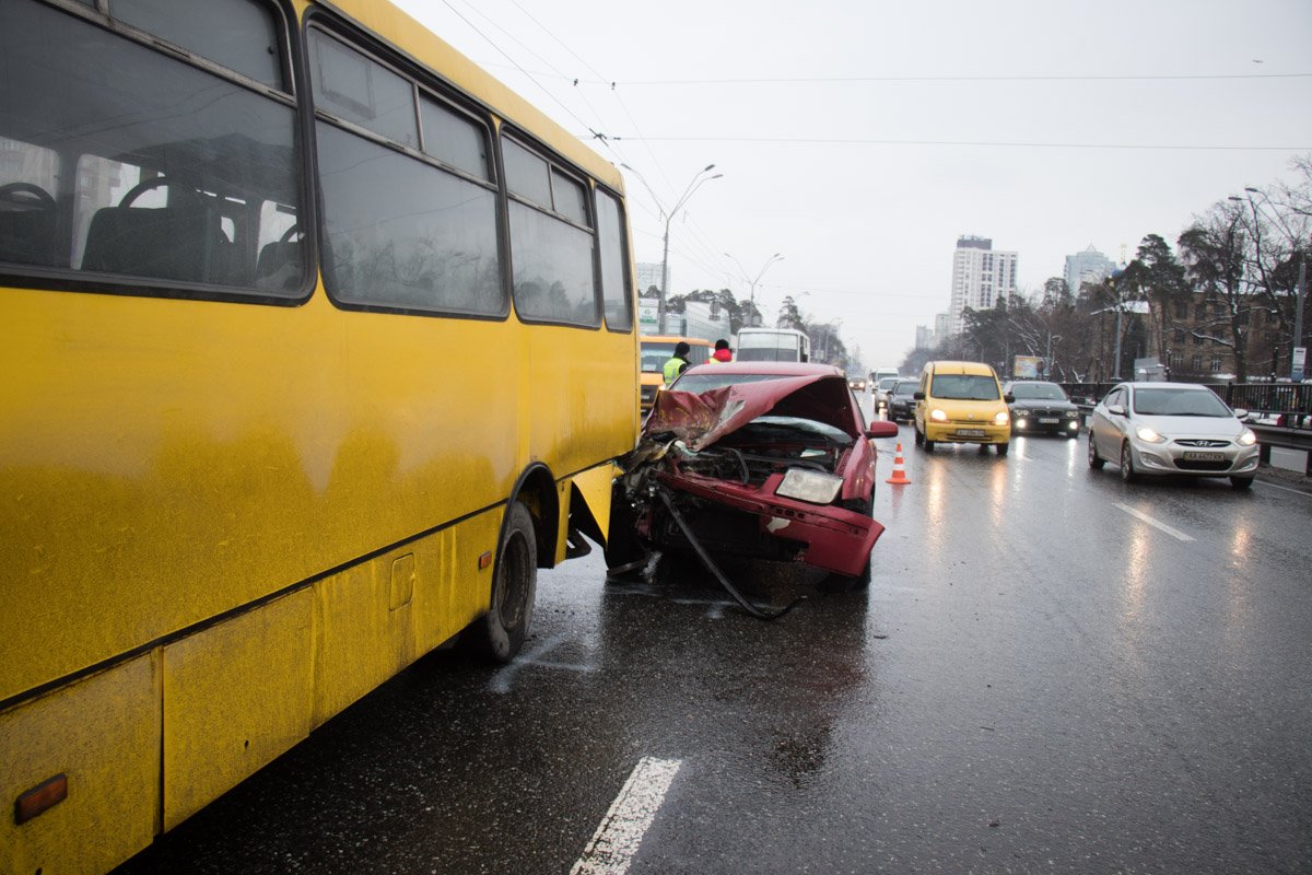 На проспекте Победы Volkswagen влетел в маршрутку