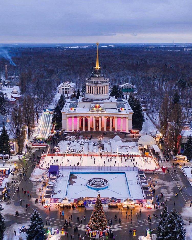 Иногда кажется, что ВДНГ - резиденция праздников в столице. Фото: @dmitriy_sinchenko