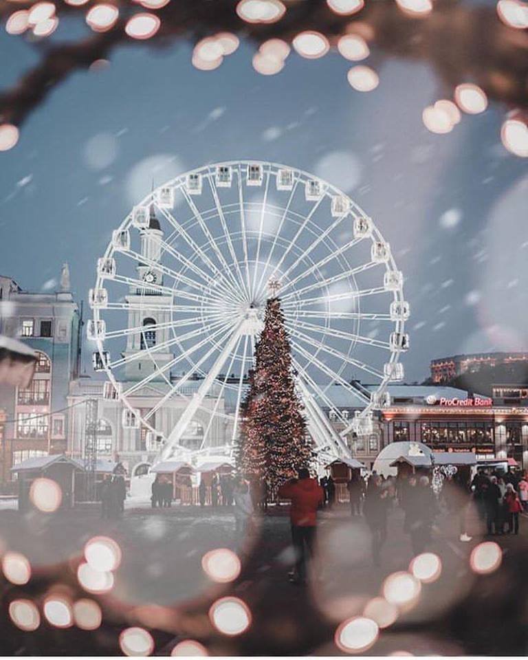 Это колесо теперь визитная карточка Подола. Такое же светлое и красивое. Фото: @tiatequillla