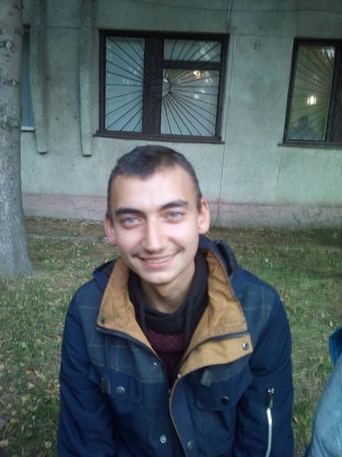 Рост 178 сантиметров, карие глаза, коротко стриженый, слегка сутулится