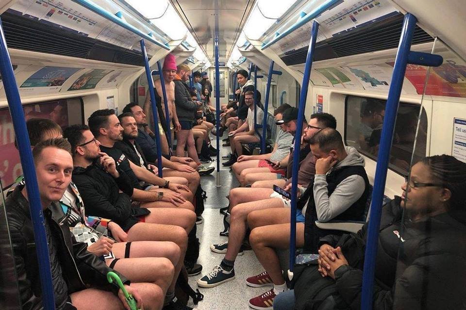 Пожар на химзаводе в Калуше, безпроводная зарядка от Apple и "безштанные выходные" в Лондоне: ТОП новостей дня 1