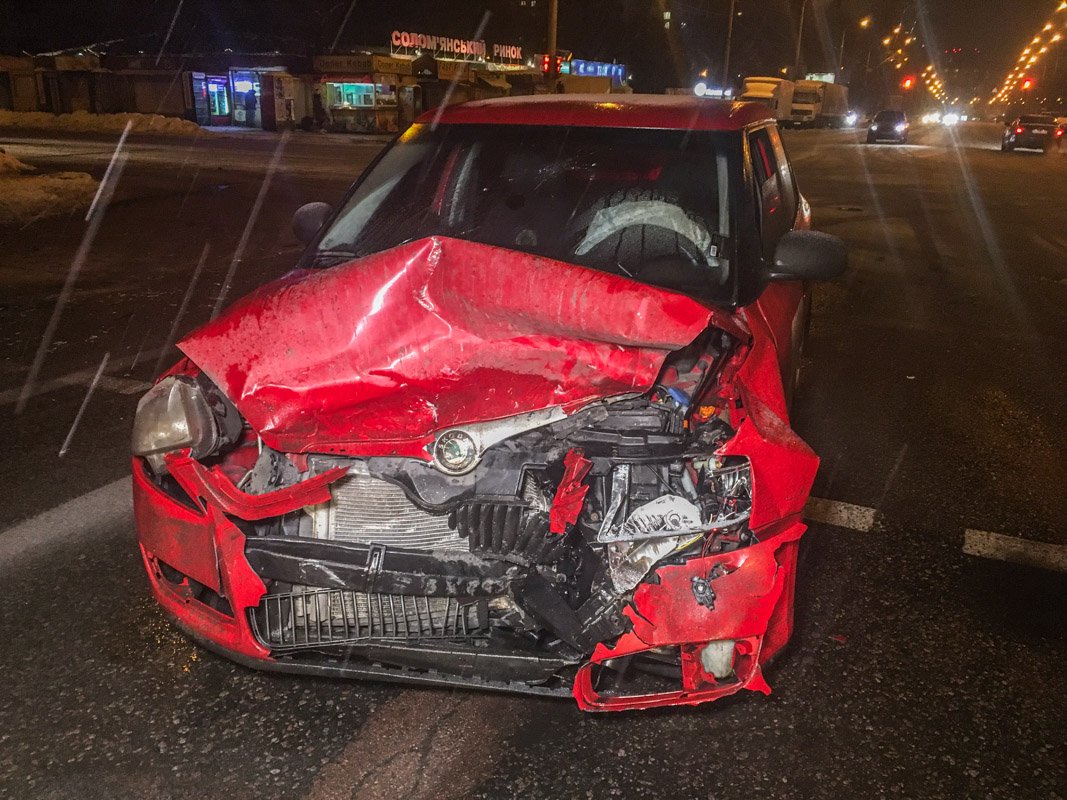 Удар был столь сильным, что Skoda развернуло на дороге на 180 градусов