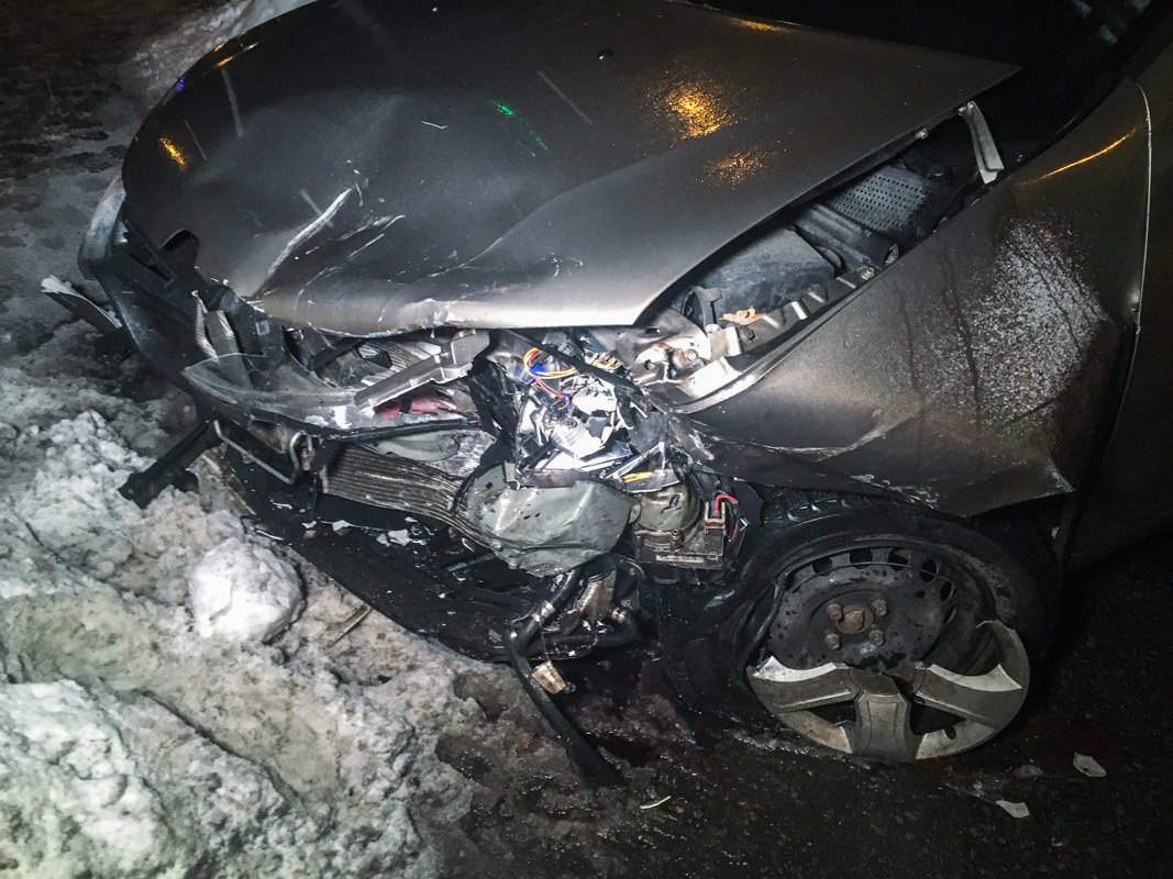 В результате аварии пострадал ребенок, который находился в салоне Renault