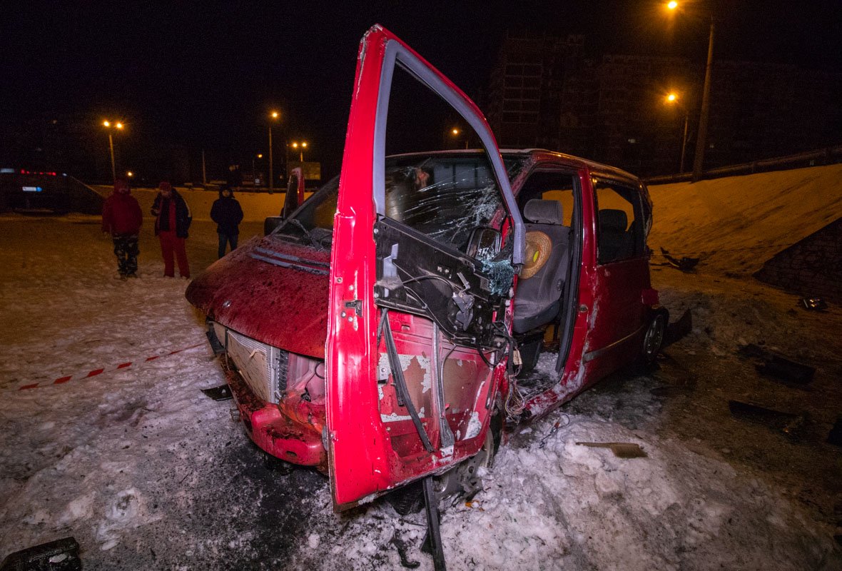 Автомобиль снес ограждение и вылетел на пешеходный круг