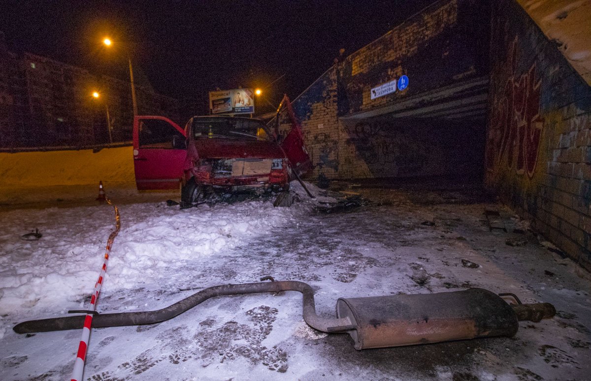 Водитель автомобиля Mercedes Vito с женщиной-пассажиром двигался по проспекту Маяковского в сторону бульвара Перова