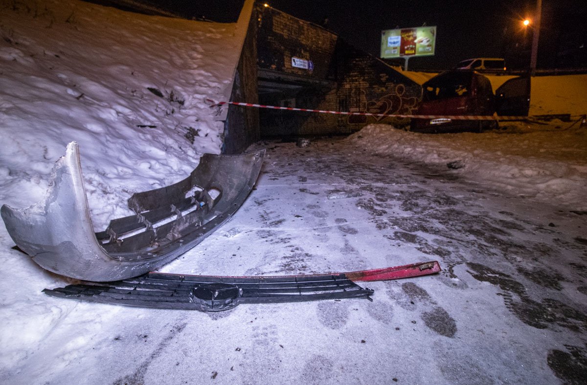 На пересечении проспекта Маяковского с улицей Сержа Лифаря, мужчина потерял управление и вылетел с дороги