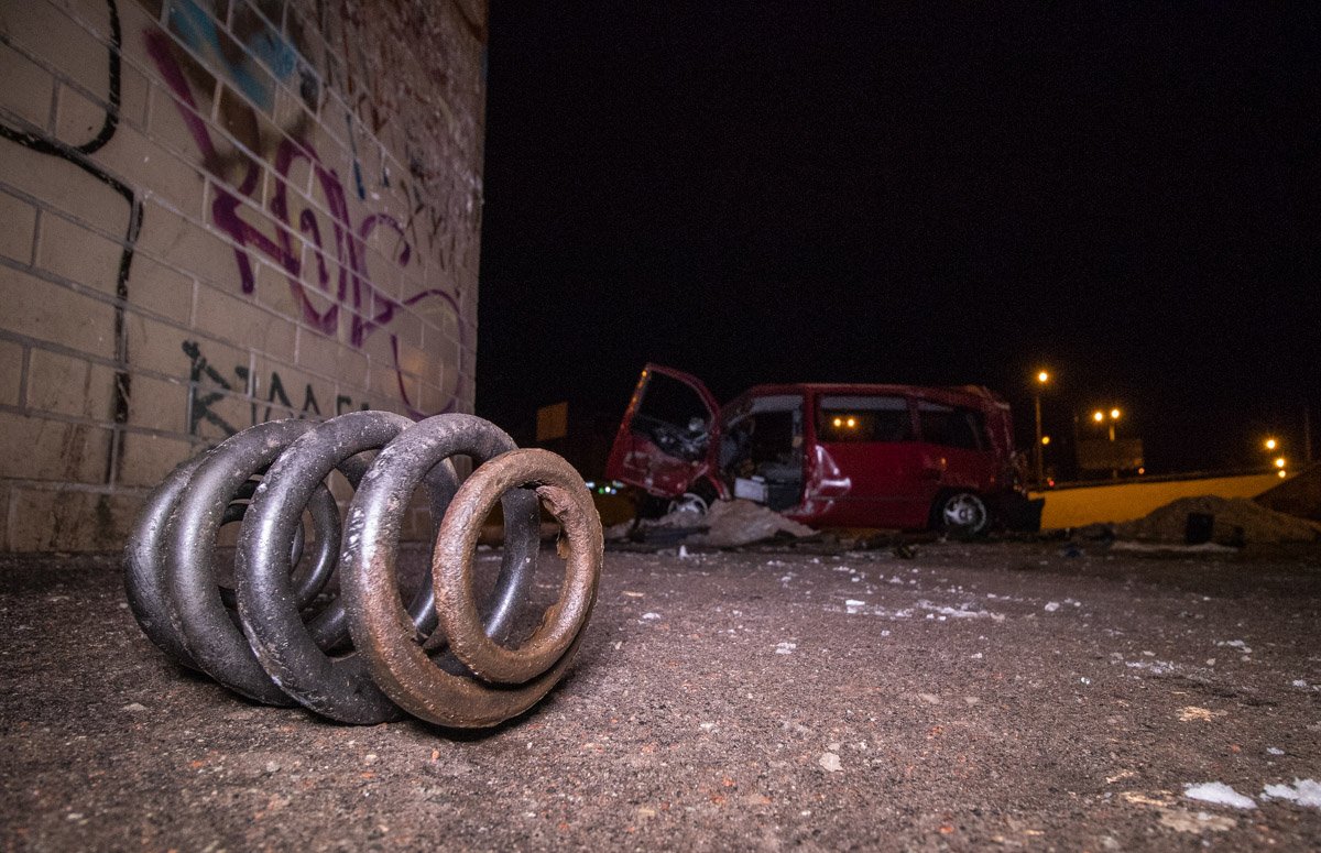 Машина снесла отбойник и слетела в в пешеходную часть круга