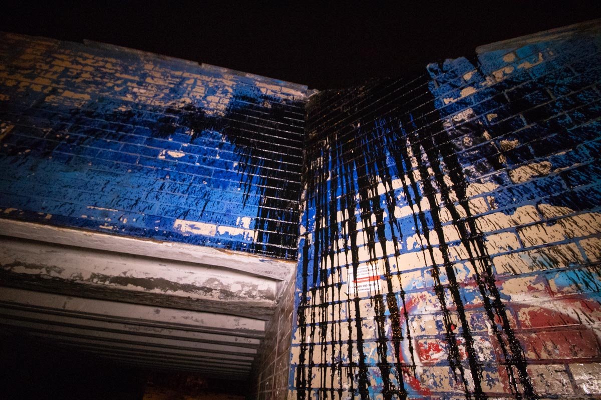 Серьезно помят кузов машины, части двигателя разбросало по проспекту Маяковского и пешеходному кругу, а масло растеклось по входу в переход