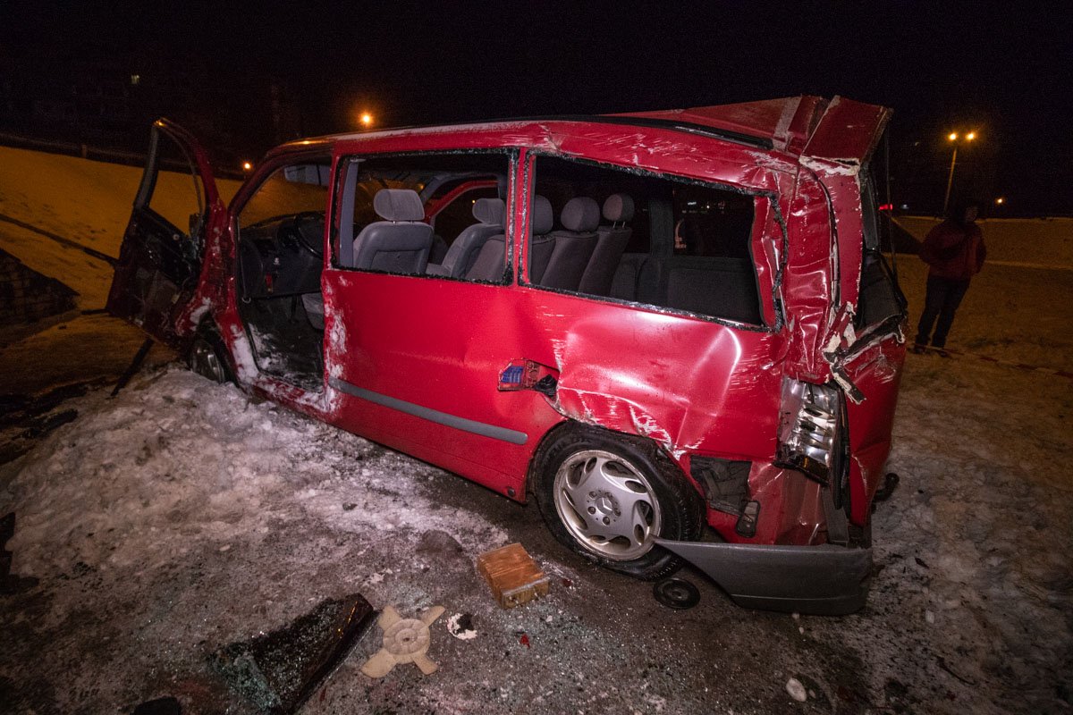 Машина снесла отбойник и слетела в в пешеходную часть круга