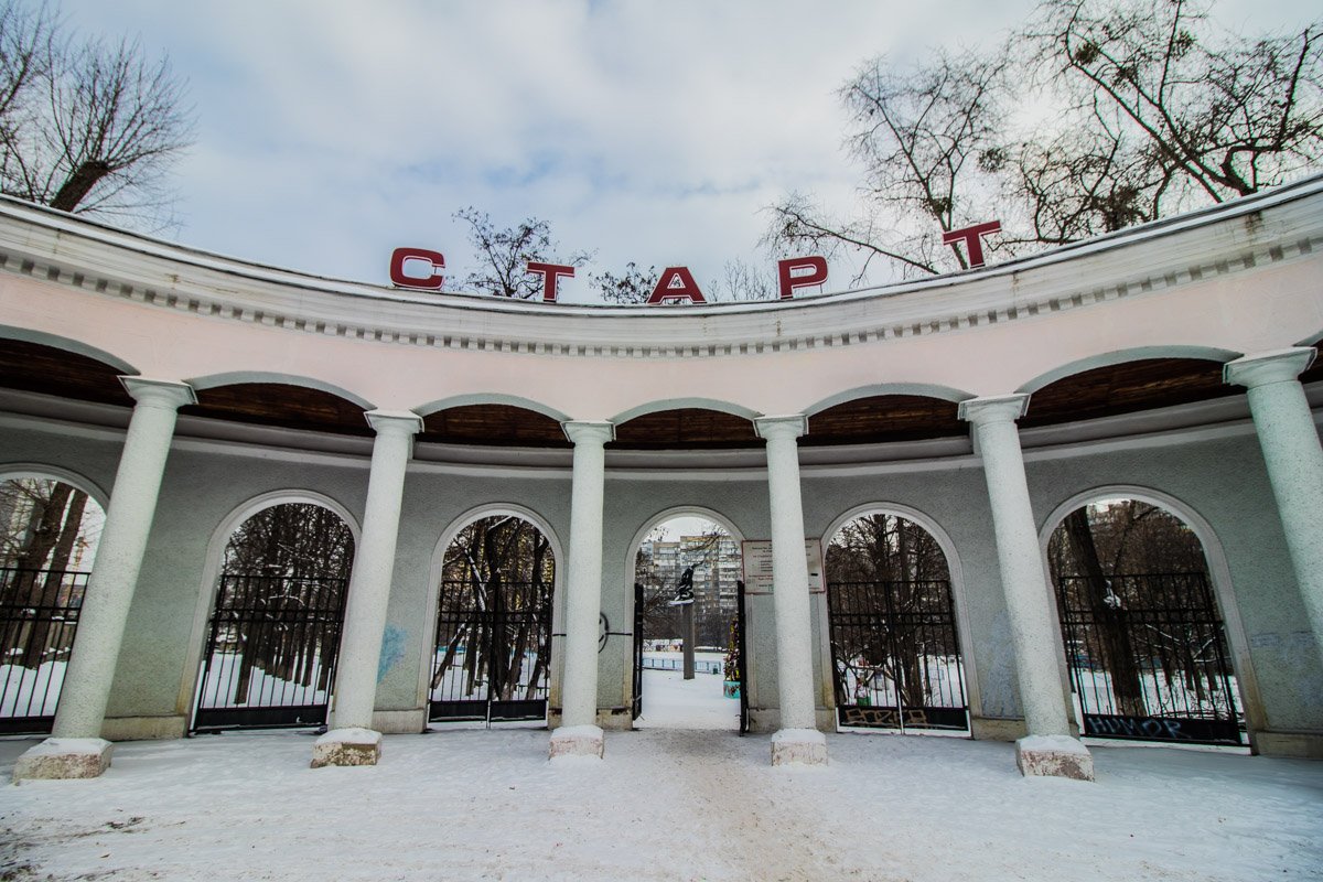 Именно на нем в 1942 году проходил легендарный матч между футбольными командами «Старт» и немецкой «Flakelf»