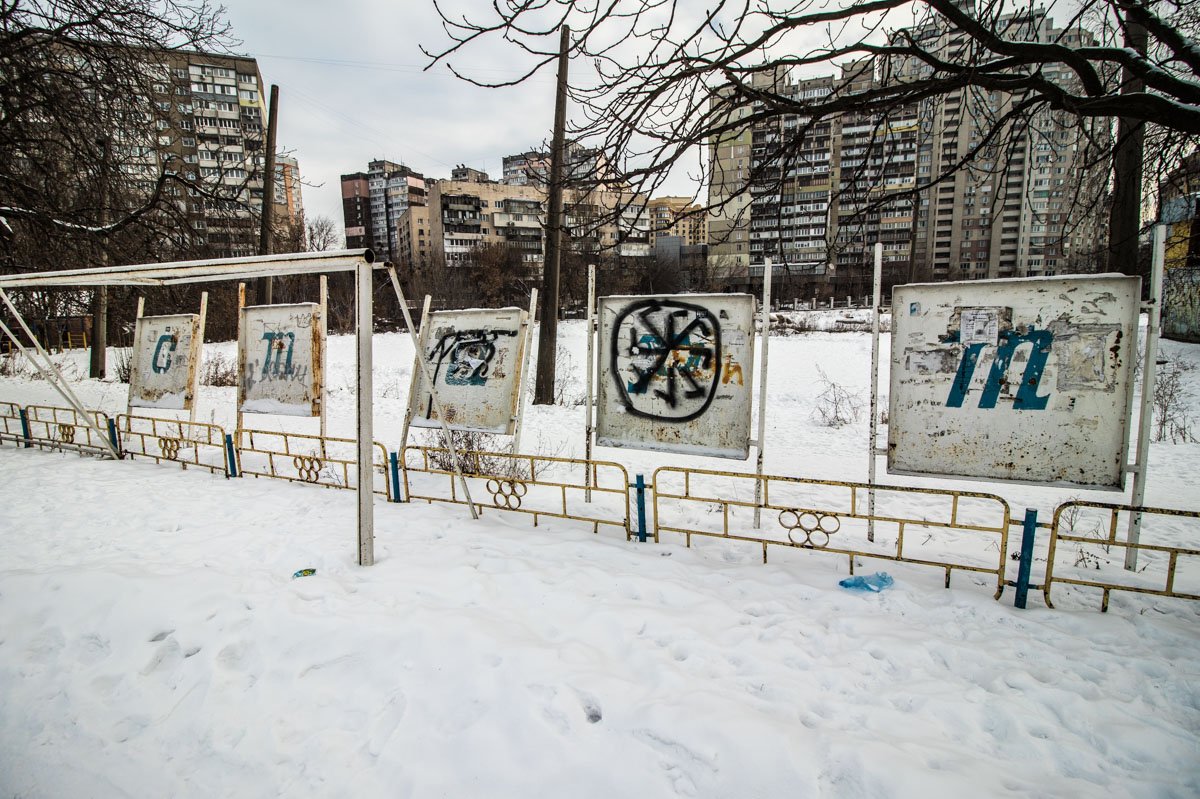 Забор стадиона разрисован баллончиками