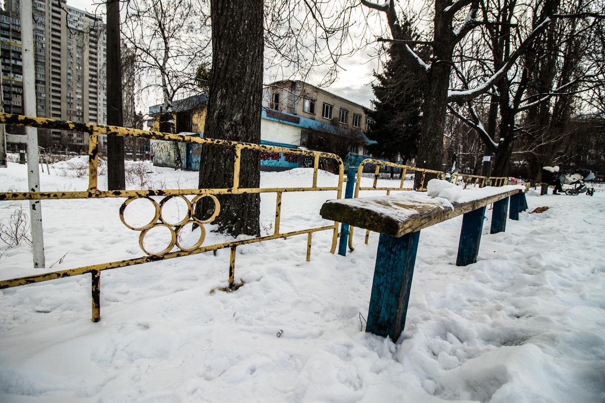 Также на заборах давно обвалилась краска