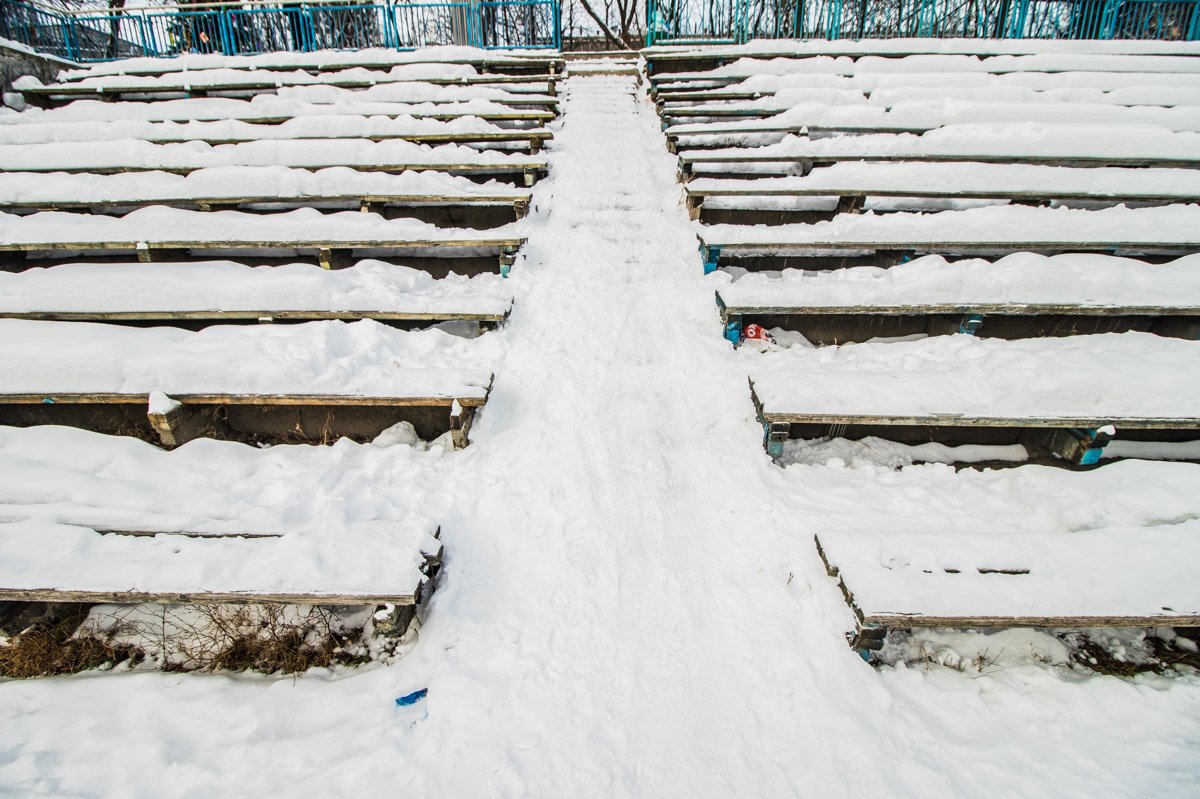 Трибуны буквально разваливаются, а вокруг много мусора