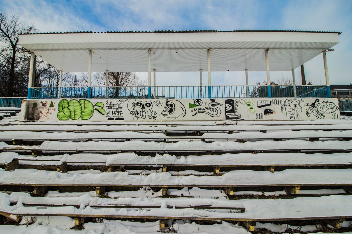 Фасад трибун покрыт граффити 