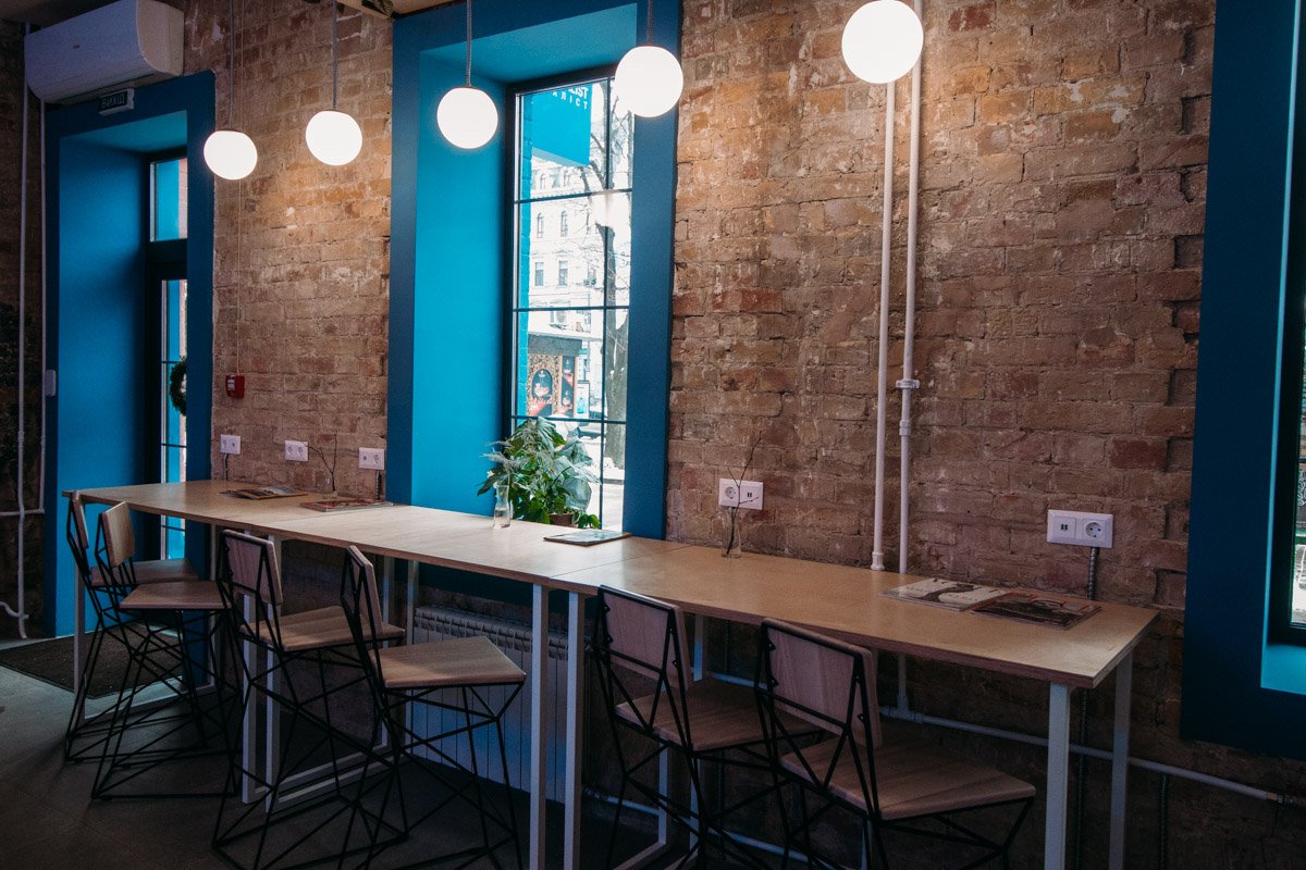 В кафе очень много света и розеток, что не может не радовать В кафе очень много света и розеток, что не может не радовать