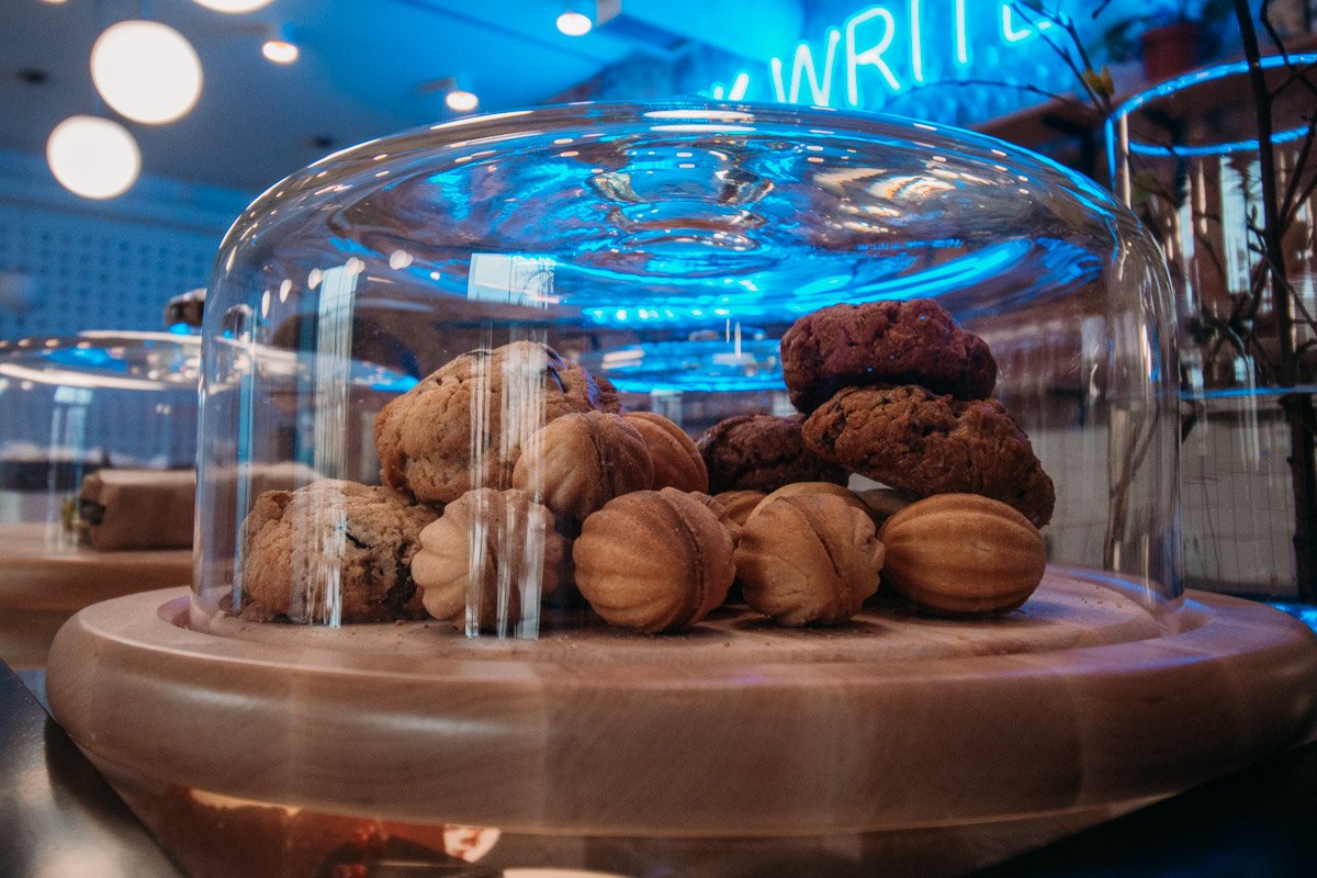 Маленькие сладости стоят по 35 гривен Маленькие сладости стоят по 35 гривен