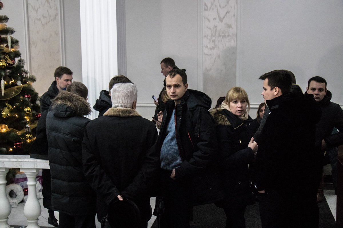 Женщина пыталась пройти через охрану с толпой мужчин Женщина пыталась пройти через охрану с толпой мужчин