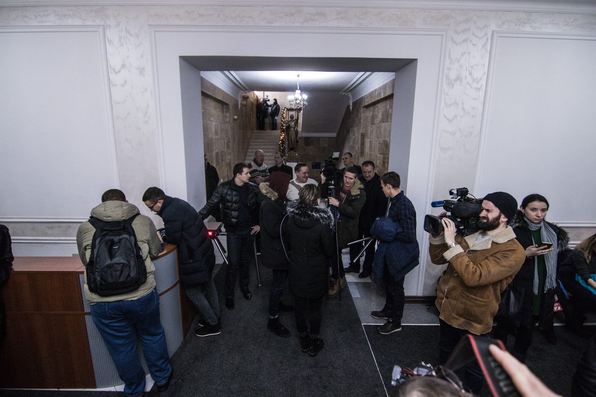 В ходе потасовки стороны сломали оградительные стойки в холле В ходе потасовки стороны сломали оградительные стойки в холле