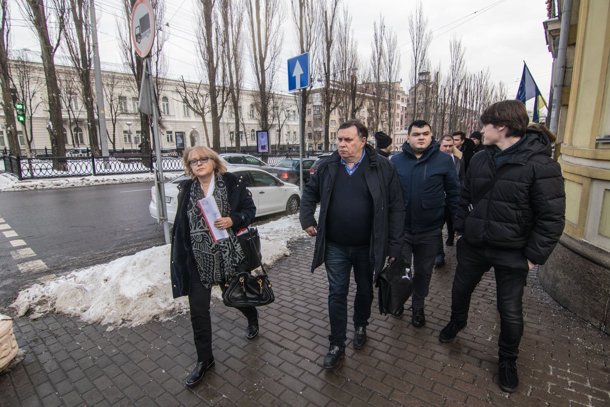 В 13:00 Екатерина Амосова вместе с группой мужчин покинула здание университета В 13:00 Екатерина Амосова вместе с группой мужчин покинула здание университета