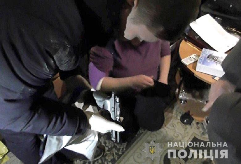 Кроме пакетиков с наркотиками, полицейские также обнаружили при обыске два пистолета Кроме пакетиков с наркотиками, полицейские также обнаружили при обыске два пистолета