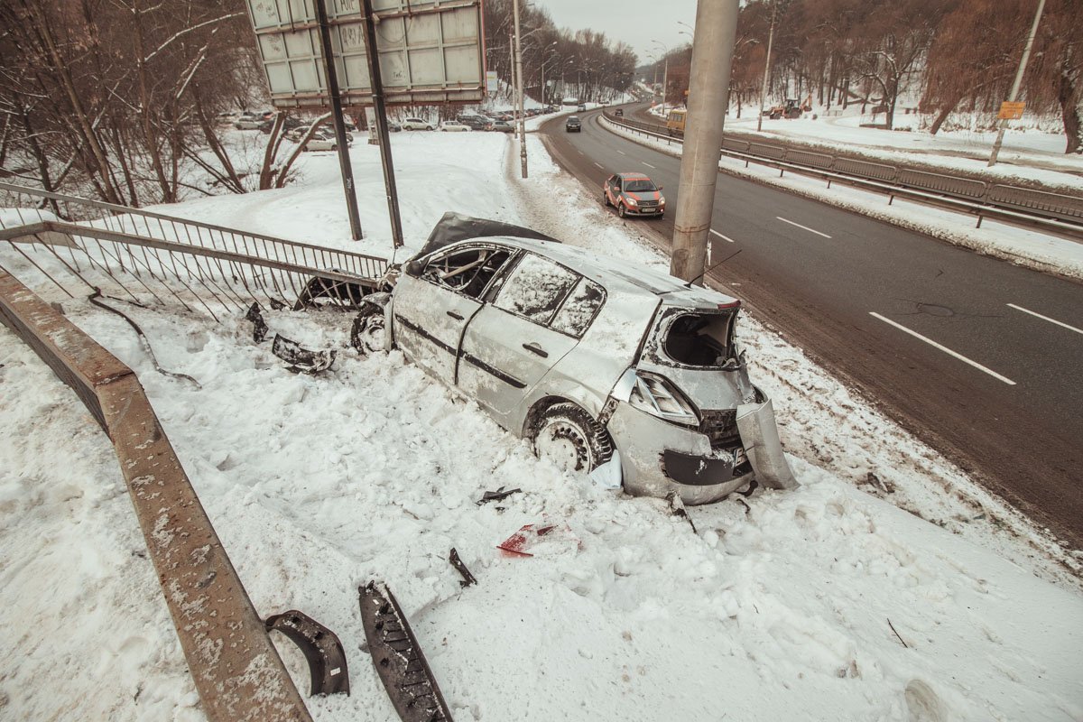 Патрульные обнаружили разбитый Renault Патрульные обнаружили разбитый Renault