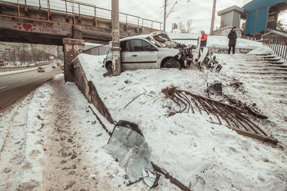 Автомобиль непостижимым образом залетел на парапет железнодорожного моста Автомобиль непостижимым образом залетел на парапет железнодорожного моста