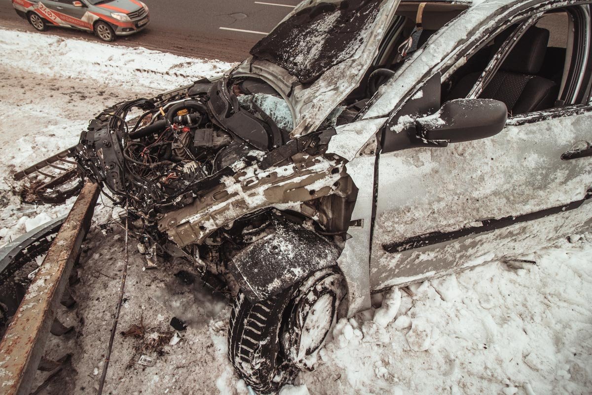 Следов крови возле автомобиля не обнаружено Следов крови возле автомобиля не обнаружено