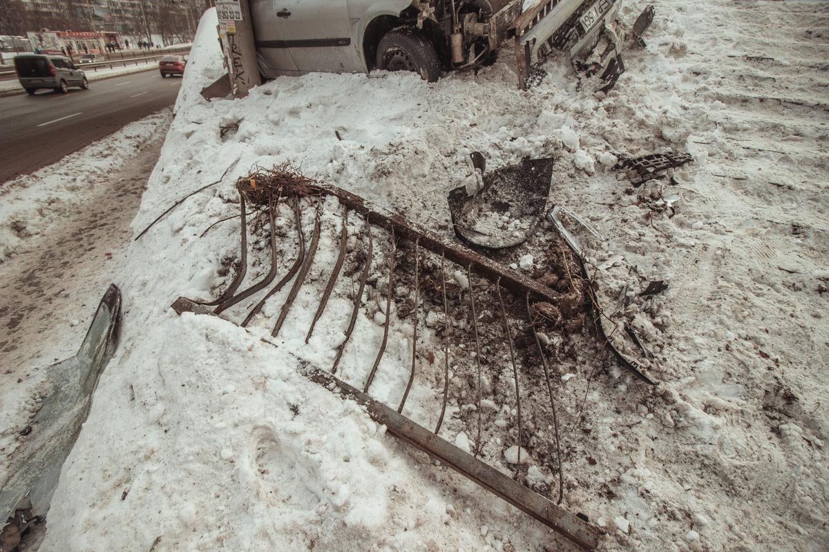 Автомобиль снес несколько секций забора Автомобиль снес несколько секций забора