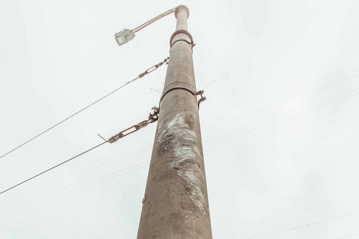 Краска автомобиля осталась на столбе на высоте около 3 метров Краска автомобиля осталась на столбе на высоте около 3 метров