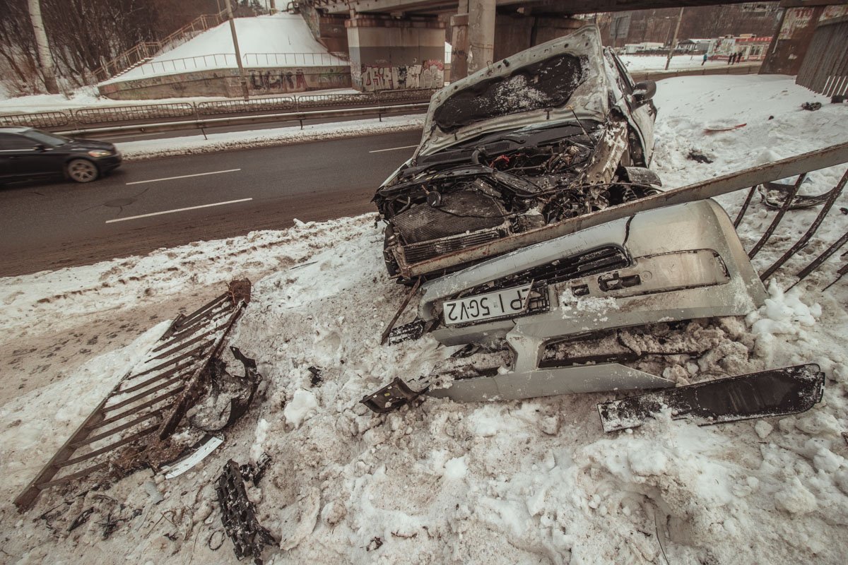 Водитель разбитый автомобиль на месте аварии Водитель разбитый автомобиль на месте аварии