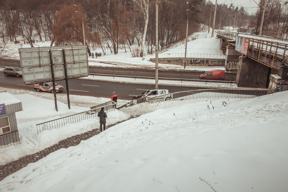 Проезжающие мимо автомобилисты удивлялись расположению автомобиля Проезжающие мимо автомобилисты удивлялись расположению автомобиля