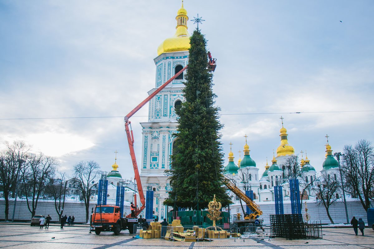 14 января в Киеве на Софийской площади начали демонтировать главную елку страны и рождественский городок