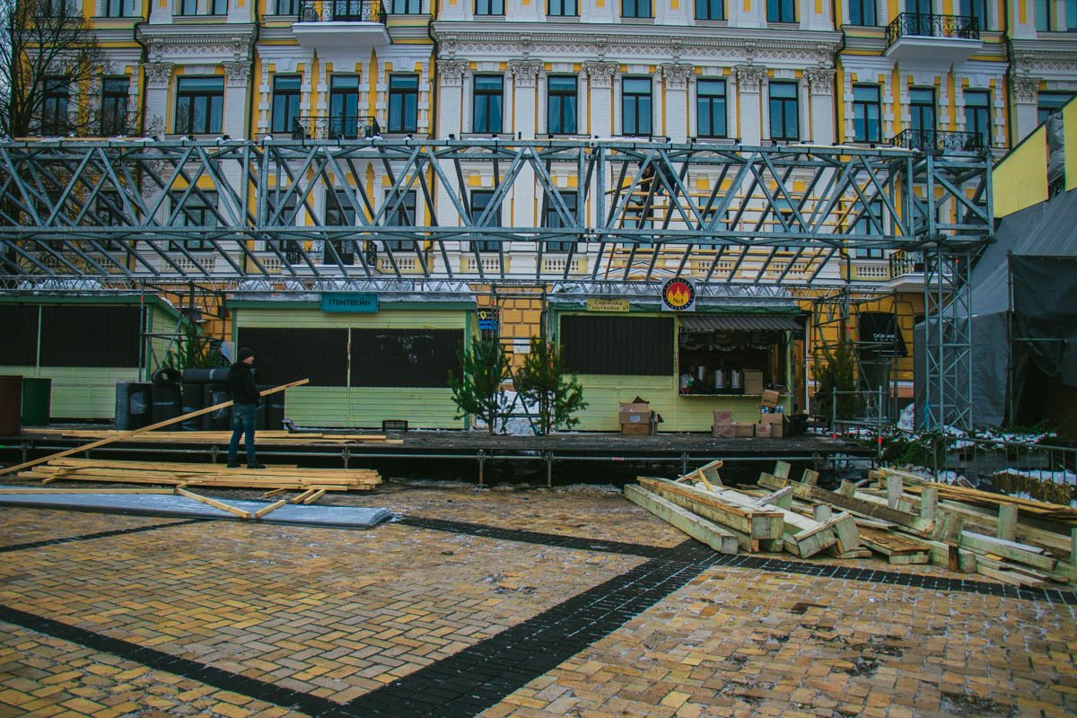 С елки уже сняли игрушки, а на площади убрали большую часть торговых палаток