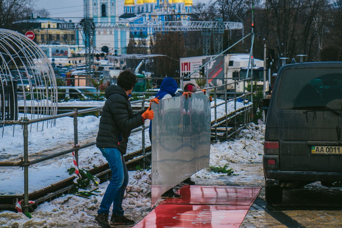 По словам рабочих, они должны справиться за пару дней