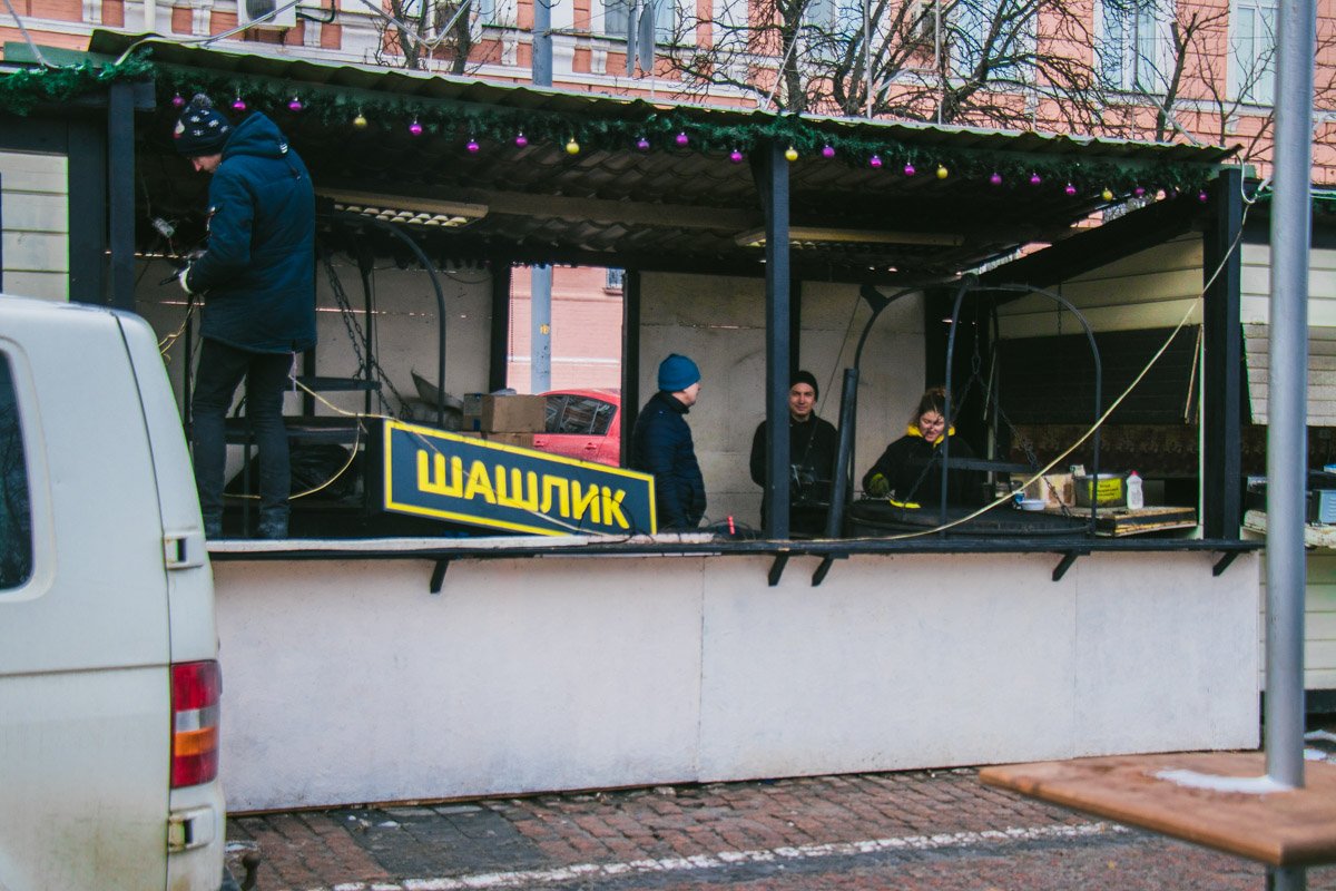 Торговые точки с огромным количеством глинтвейна и уличной едой тоже прикрыли