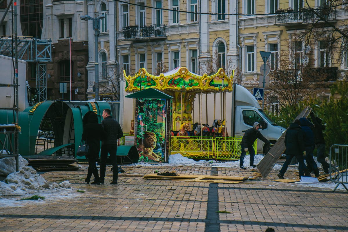 Праздник от нас уходит...