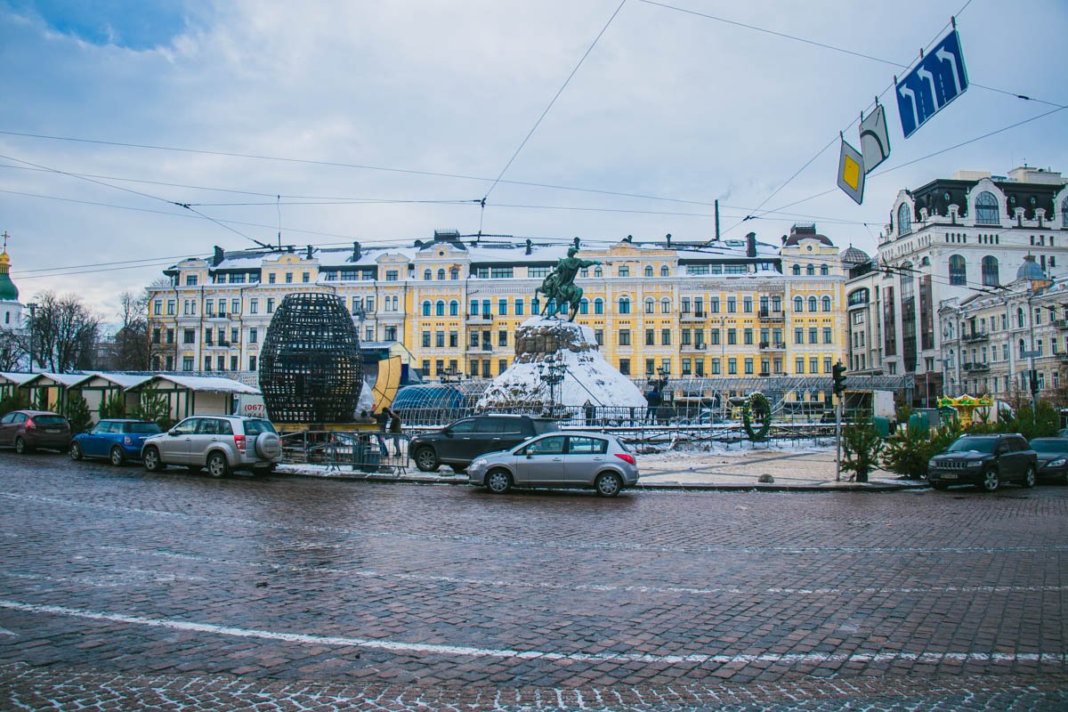 Совсем скоро на Софийской площади не останется и следа от новогоднего настроения...