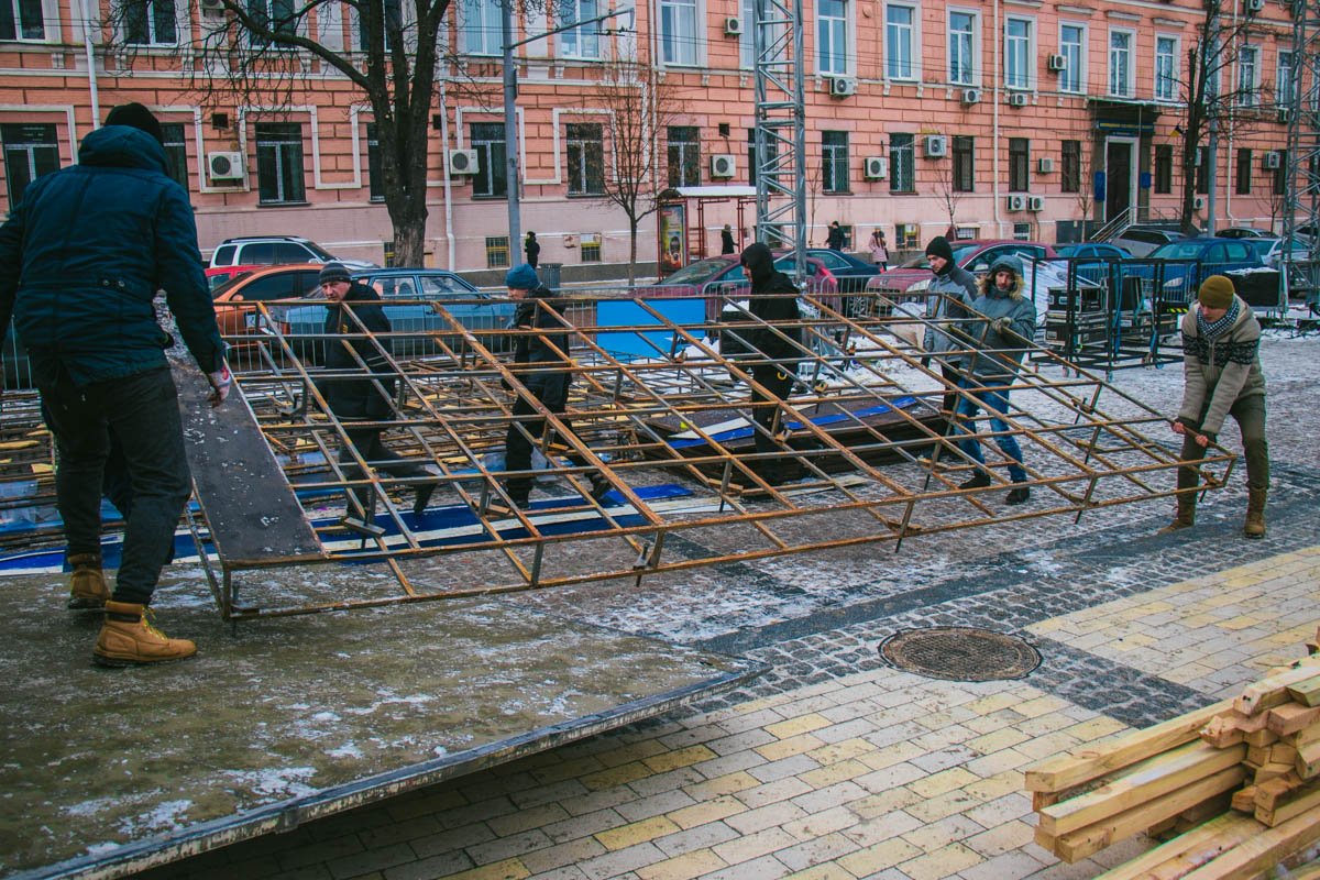 Пока, праздничная площадь