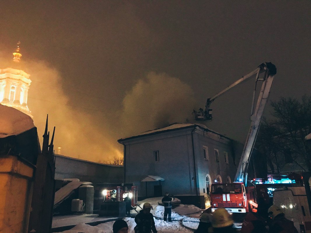 Предварительно, загорелся второй этаж здания, который переметнулся на крышу