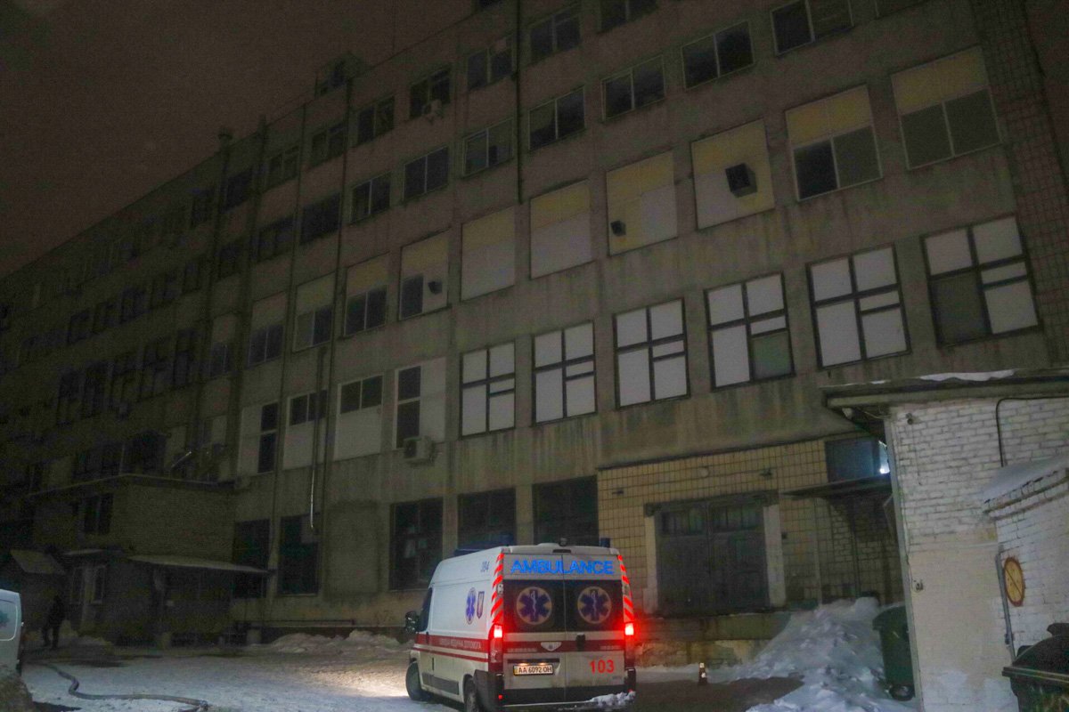 По предварительной информации, в помещении на четвертом этаже произошло замыкание и загорелась проводка