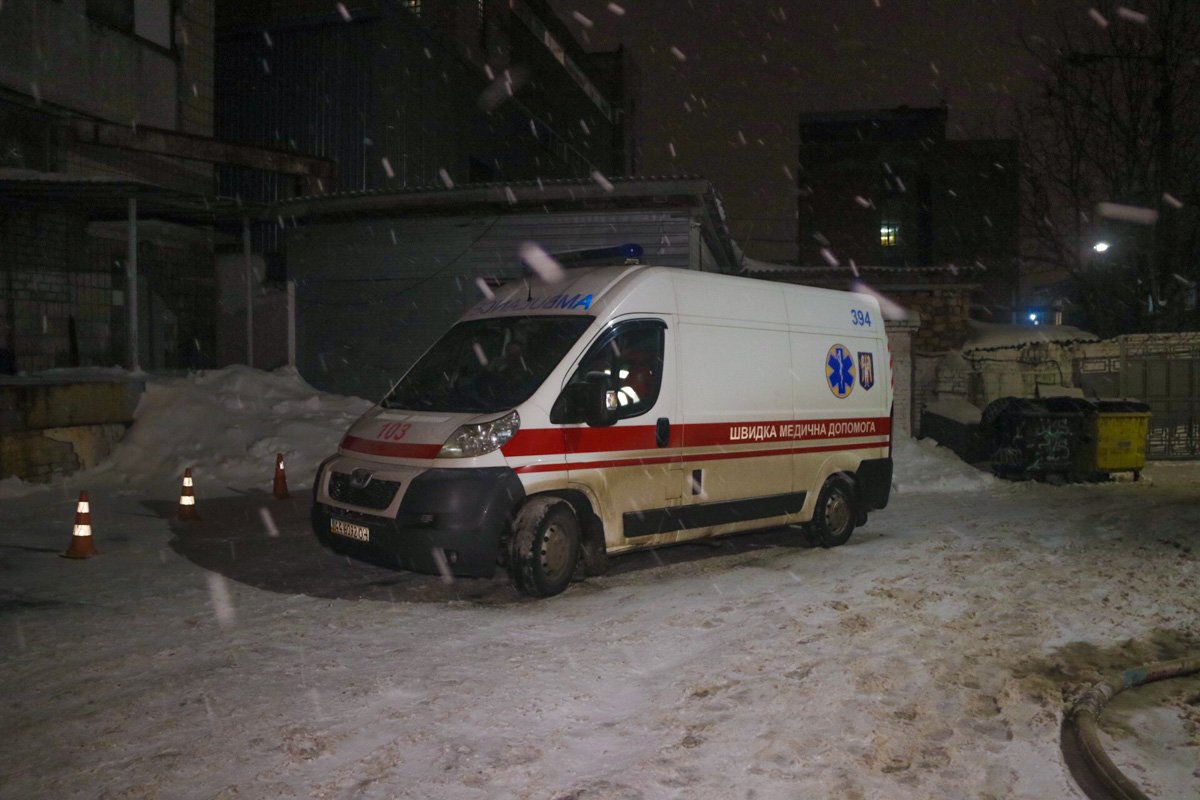 Большинство успело выбежать на улицу, но несколько человек остались заблокированными внутри