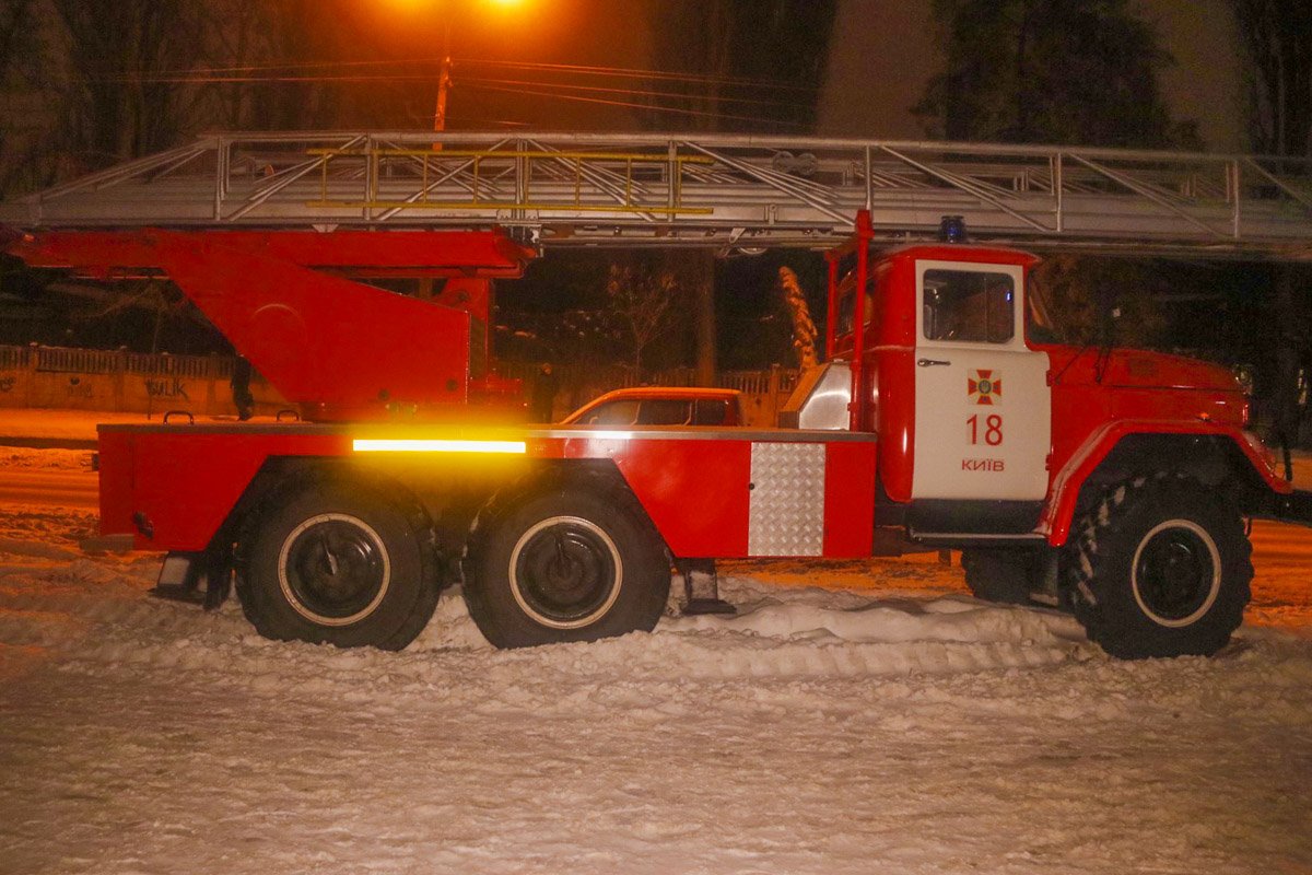 Прибывшие на место спасатели смогли освободить пострадавших из огненной ловушки
