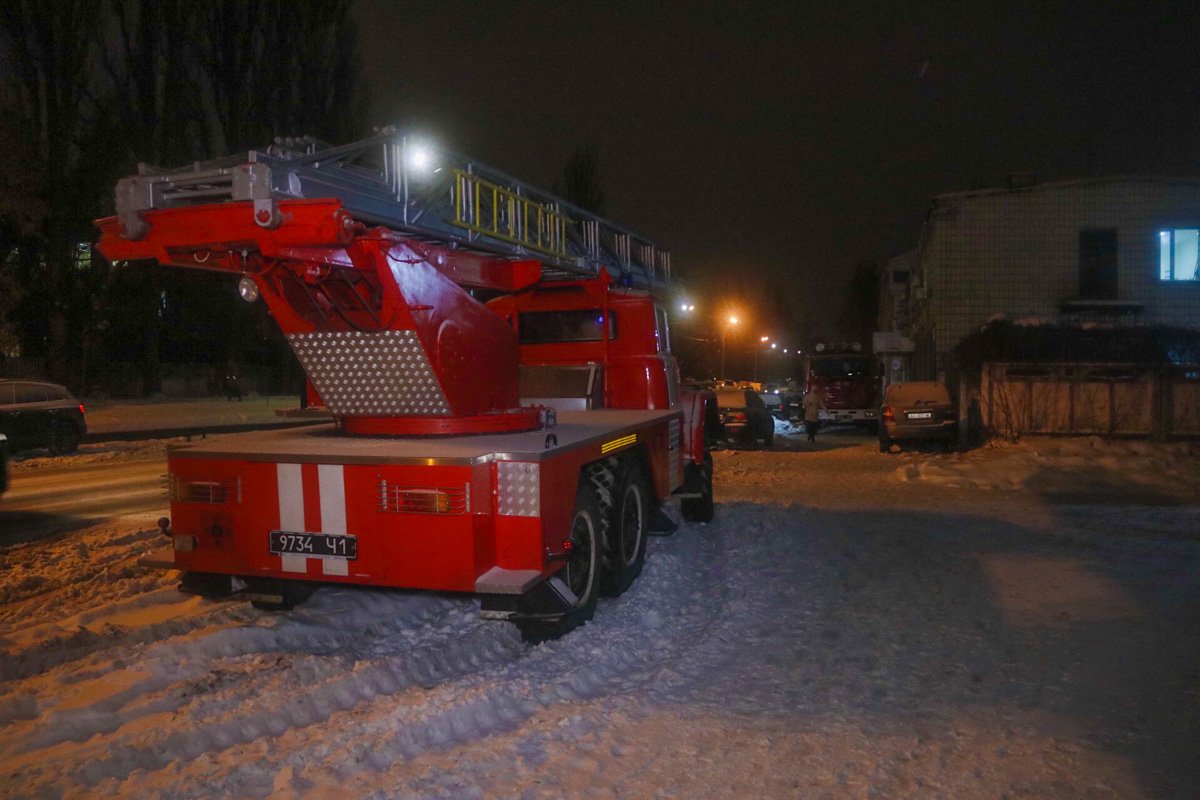 На месте работали три единицы пожарно-спасательной техники и следственно-оперативная группа, дежурили патрульные и медики