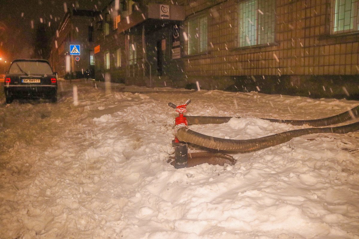 По состоянию на 17:40 сотрудники ГСЧС локализовали очаг возгорания, но продолжали ликвидировать пламя