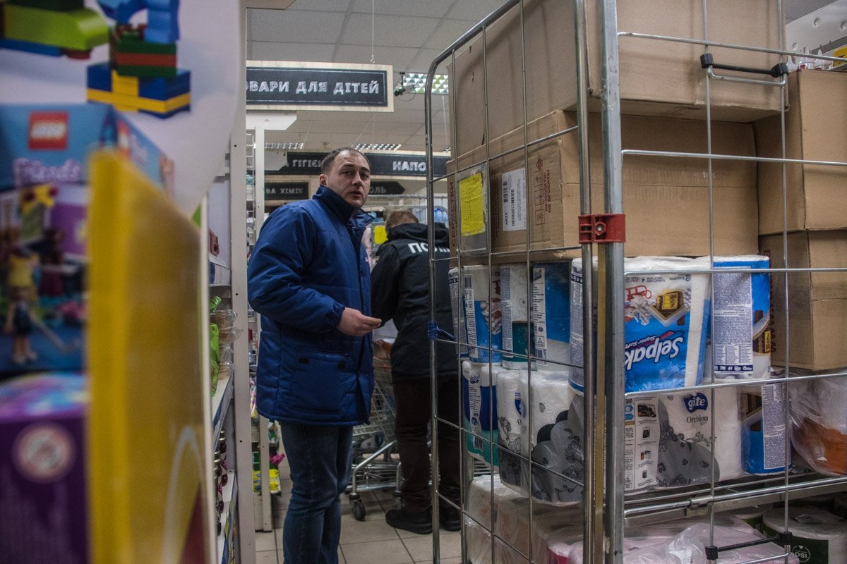 В помещении супермаркета Сильпо по адресу улица Маршала Малиновского, 34 умер мужчина