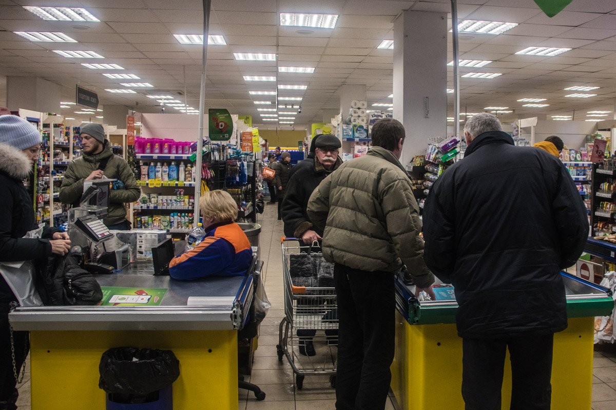 Работники и покупатели попытались оказать первую помощь, но он скоропостижно скончался