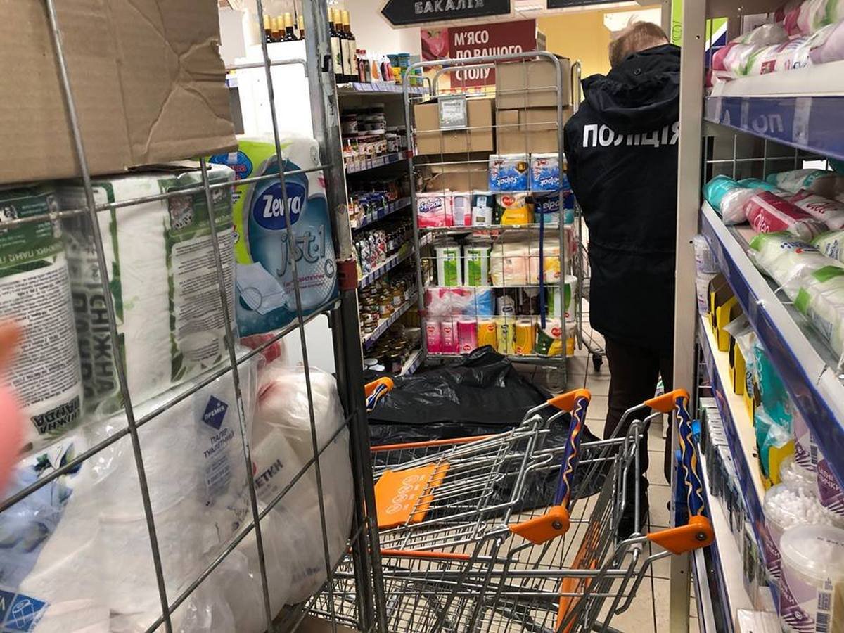 Тело накрыли черной клеенкой, оно продолжает лежать в отделе со сладким