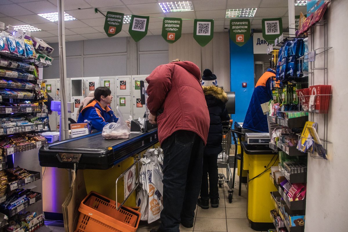 Этот ряд с продуктами перекрыли тележками с обеих сторон